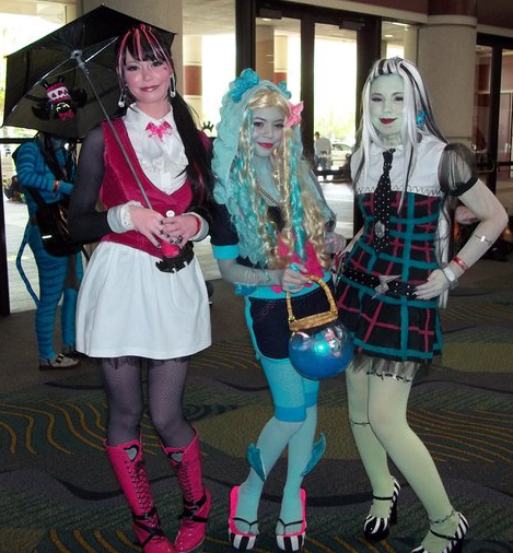 Looking Creepy Cute Ghoulfriend Monster High Cosplay