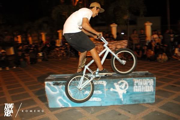 Komeng is doing pedal grind