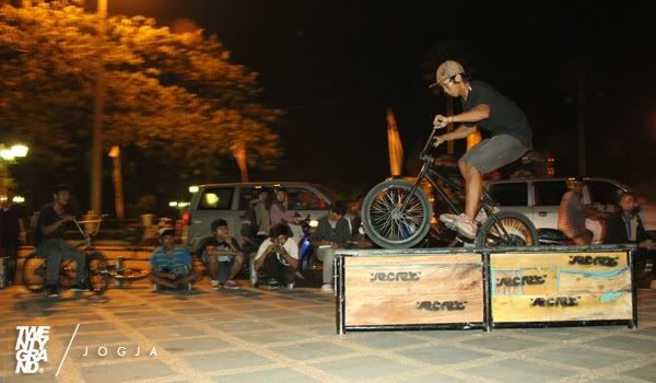 Rendeng is doing febble grind